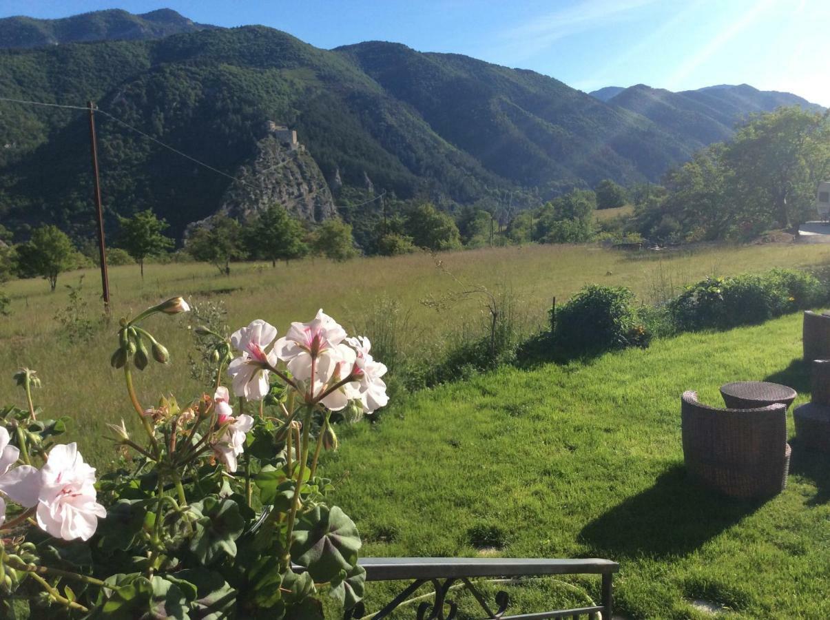 Clot De Felines Chambre Spacieuse Otel Entrevaux Dış mekan fotoğraf